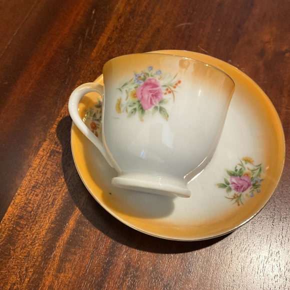 Vintage orange floral teacup and saucer set. - Picture 5 of 11